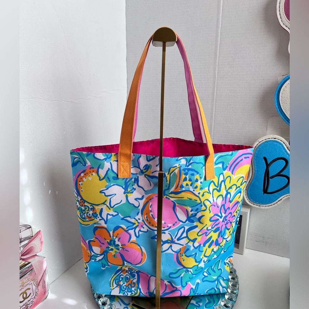 Set Lilly Pulitzer NWOT Blue and Pink Floral set Tote and cosmetic bag - Picture 3 of 10